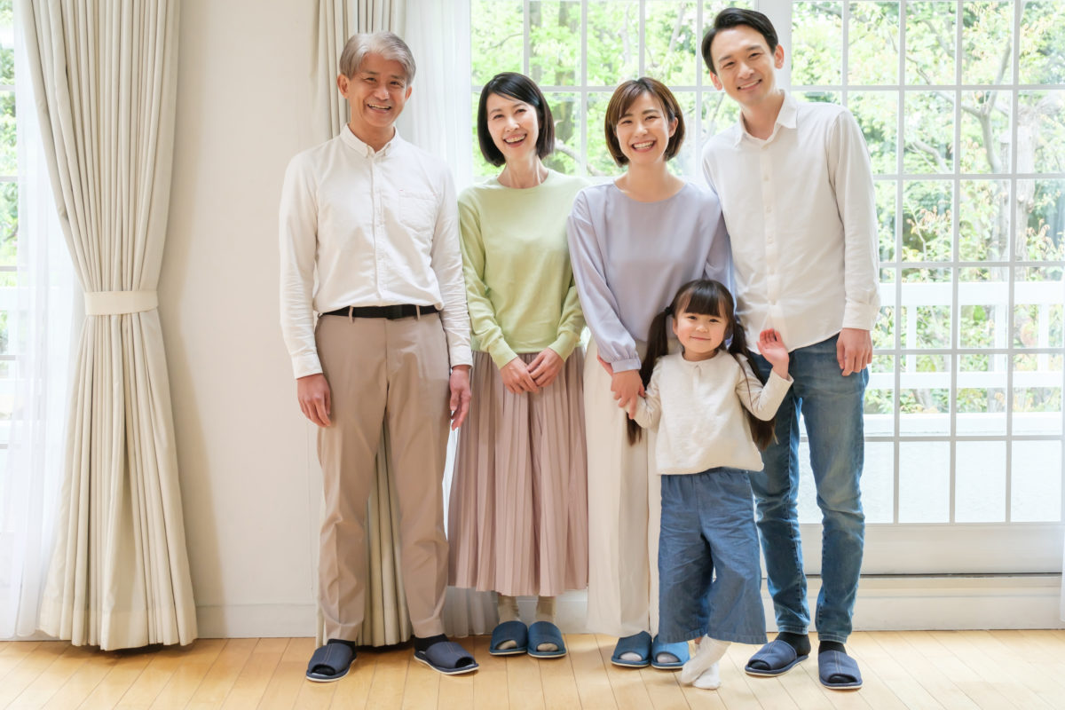 Portrait,Of,Three,Generations,Family,In,The,Living,Room